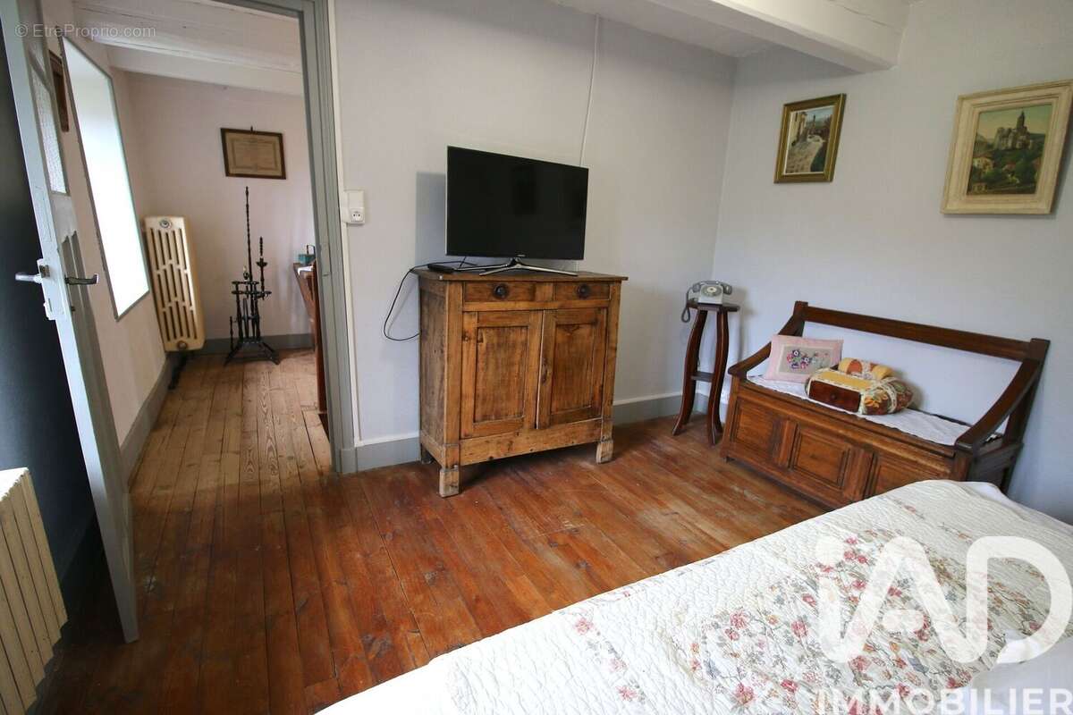 Maison 72 m² à Saint-Bonnet-Le-Bourg  - photo 5