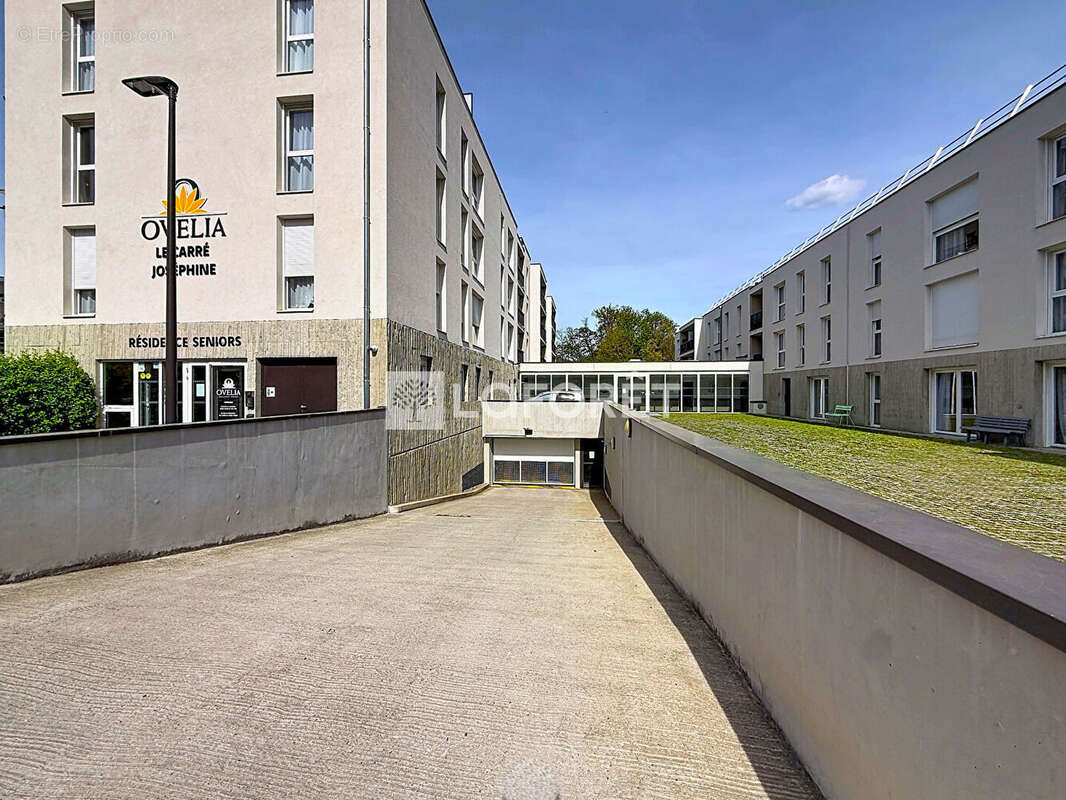 Parking à CHALLES-LES-EAUX