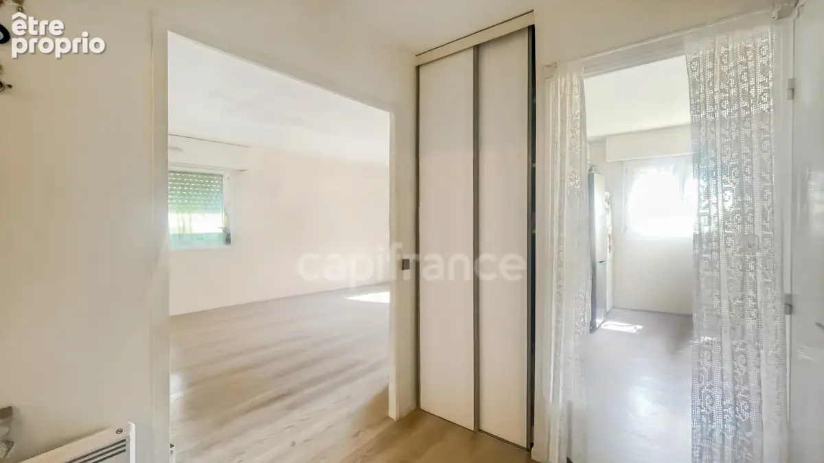 LE HAILLAN - Spacieux T3 lumineux de 72 m² en rez-de-chaussée avec jardinet à jouissance exclusive, accès indépendant, cellier e - photo 11
