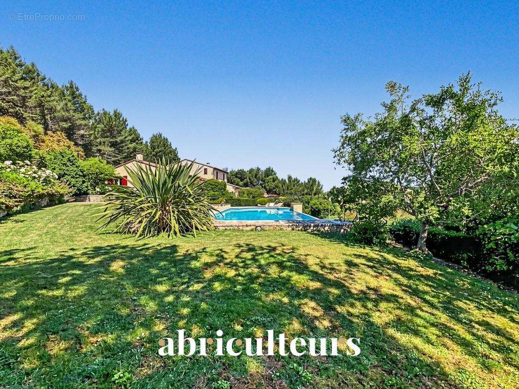 Magnifique villa de 296 m² avec piscine, sauna, spa, terrain de 1,2 ha et vue exceptionnelle à Rognes (13840) - photo 3