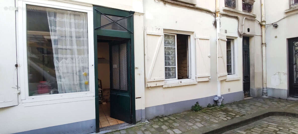 Local / Appartement 49m² + 18m² en souplex place des Abbesses - photo 16