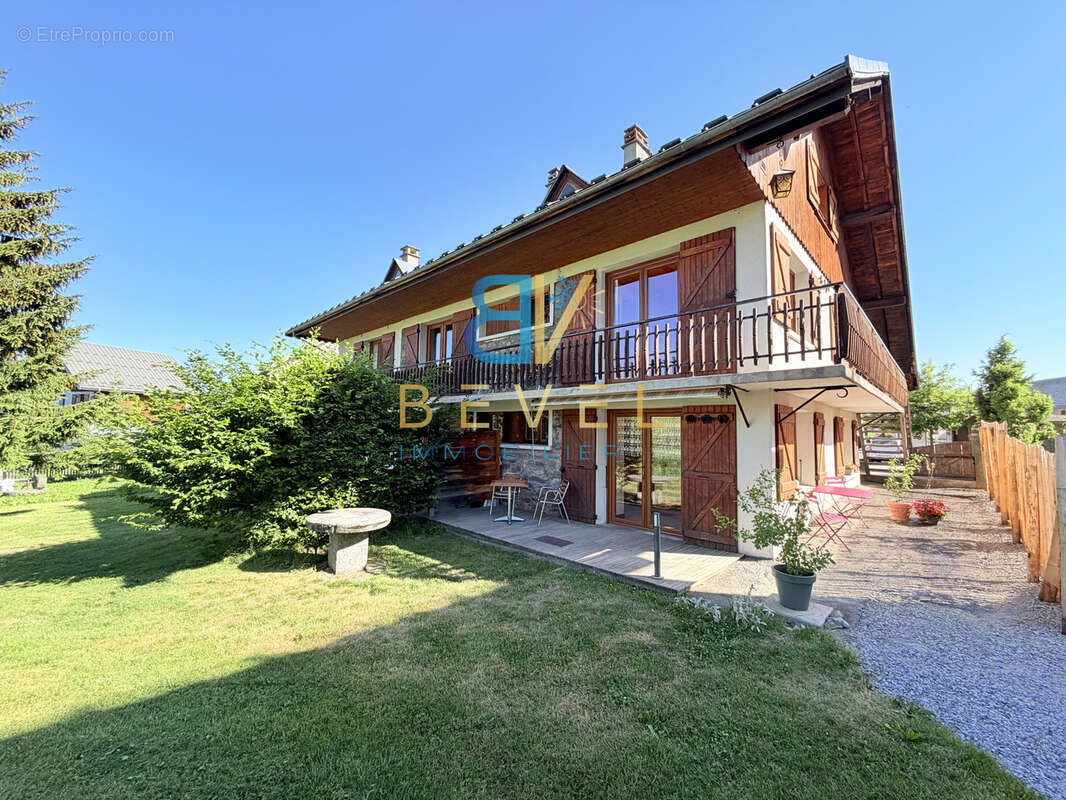 (73) ALBIEZ-MONTROND - Ensemble immobilier 3 logements et murs commerciaux - Hyper-centre du village - Jardins - photo 2