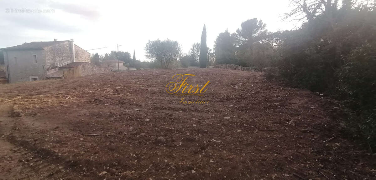2000 m2 de TERRAIN à batir ( possibilité de faire 2 lots ) 70 % de possibilité d'emprise au sol entre CASTRIES - photo 3