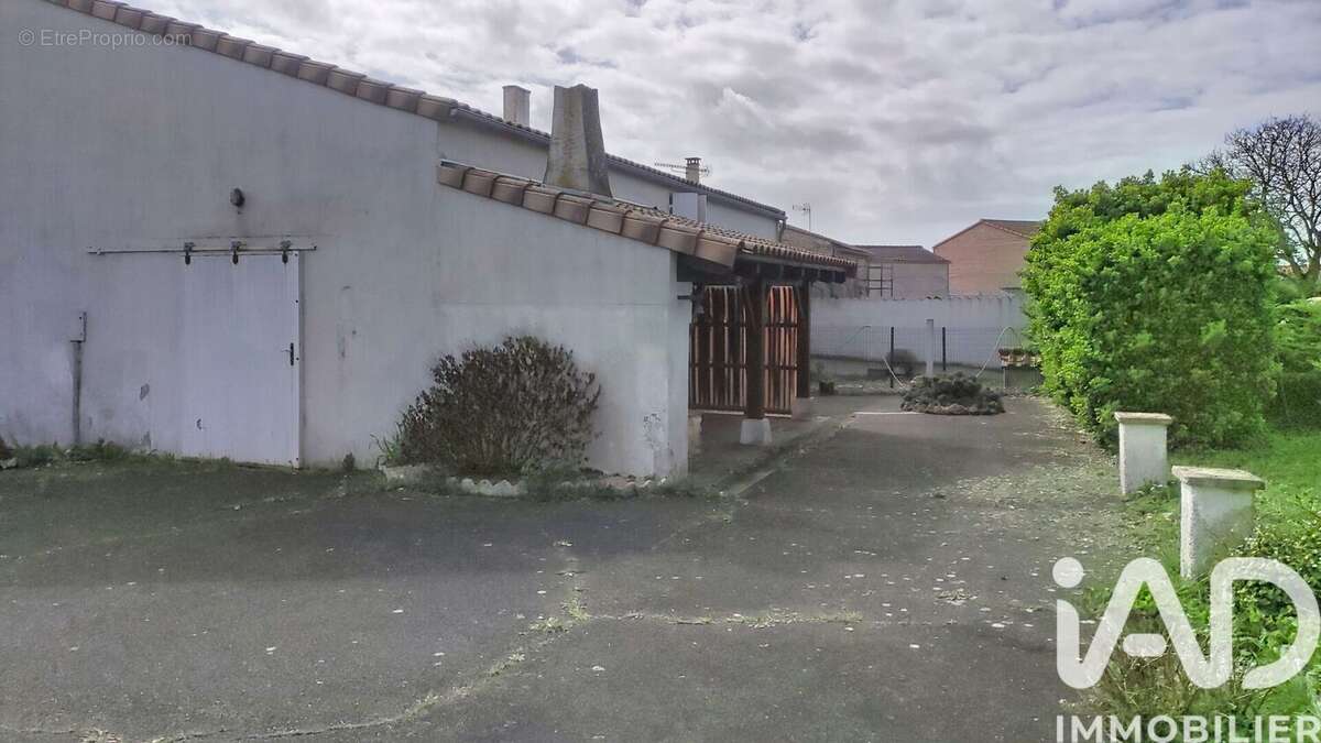 Maison 300 m² à Thaire  - photo 3