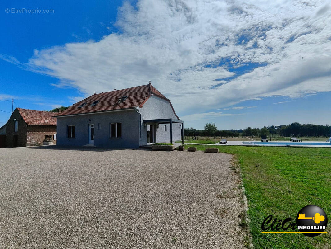 Maison 190 m² à La Chapelle-Saint-Sauveur  - photo 3