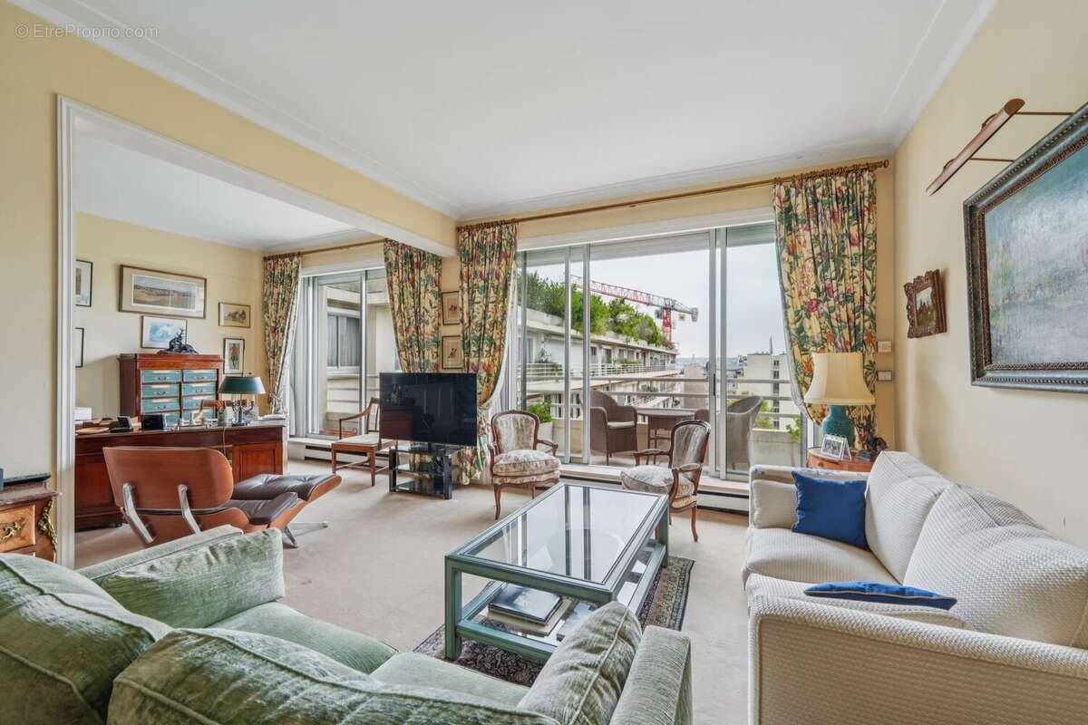 Appartement à PARIS-16E