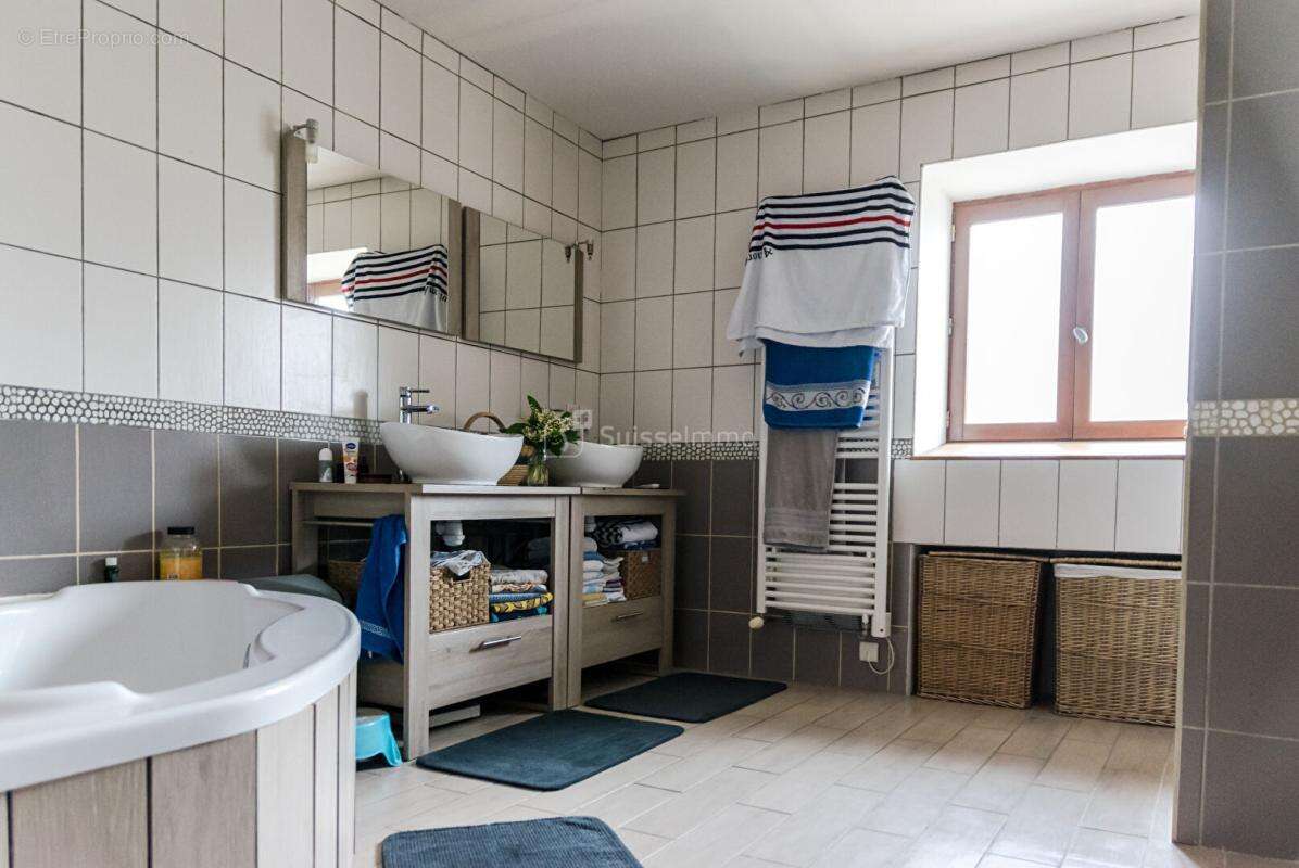 Beaux volumes pour cette maison avec agréable terrain et grande dépendance - photo 13
