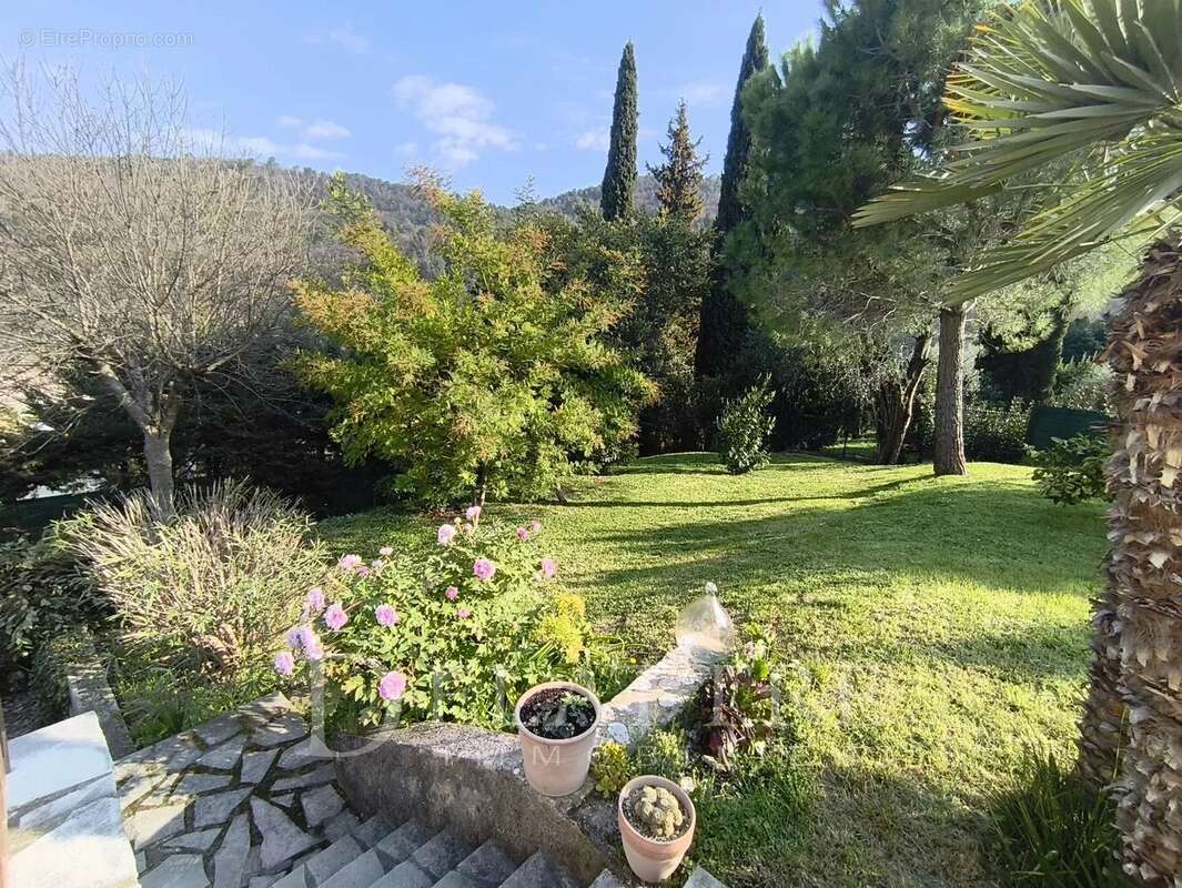 Maison à CHATEAUNEUF-GRASSE