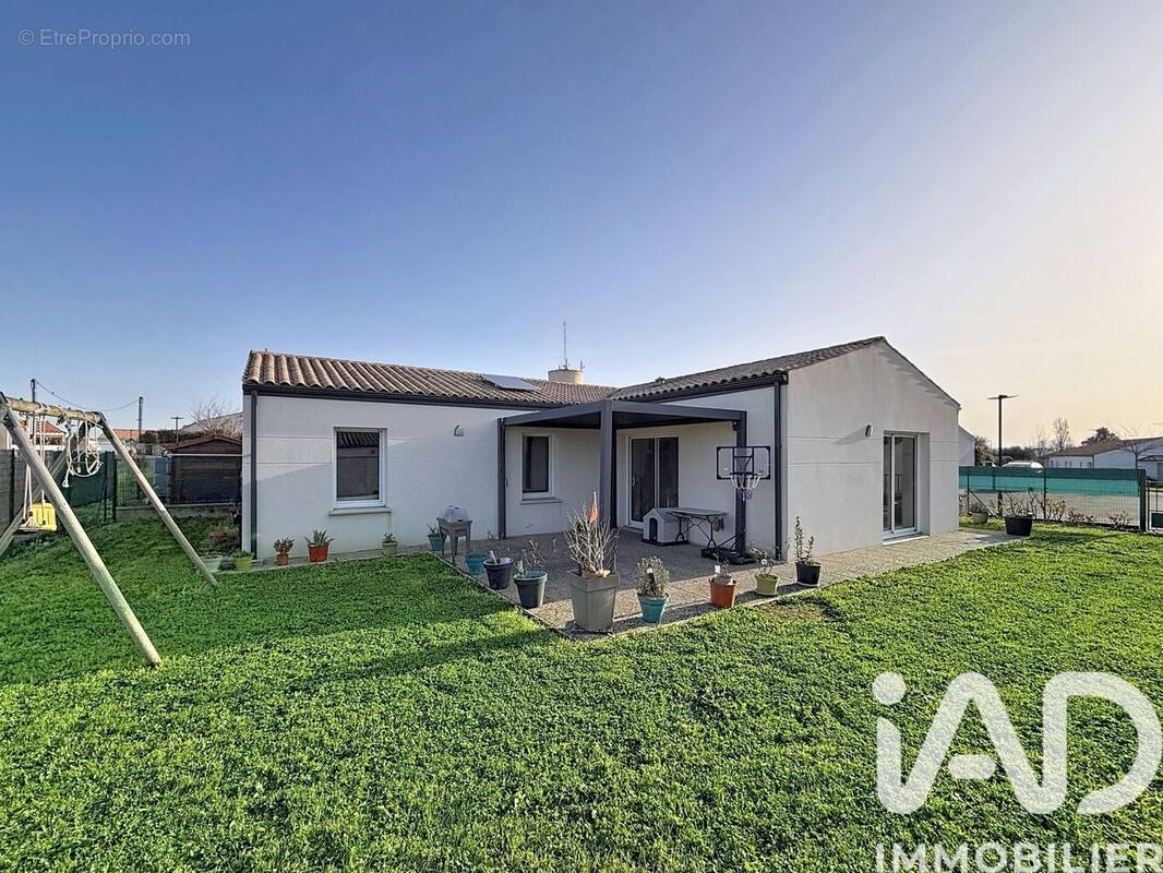 Photo 1 - Maison à SURGERES