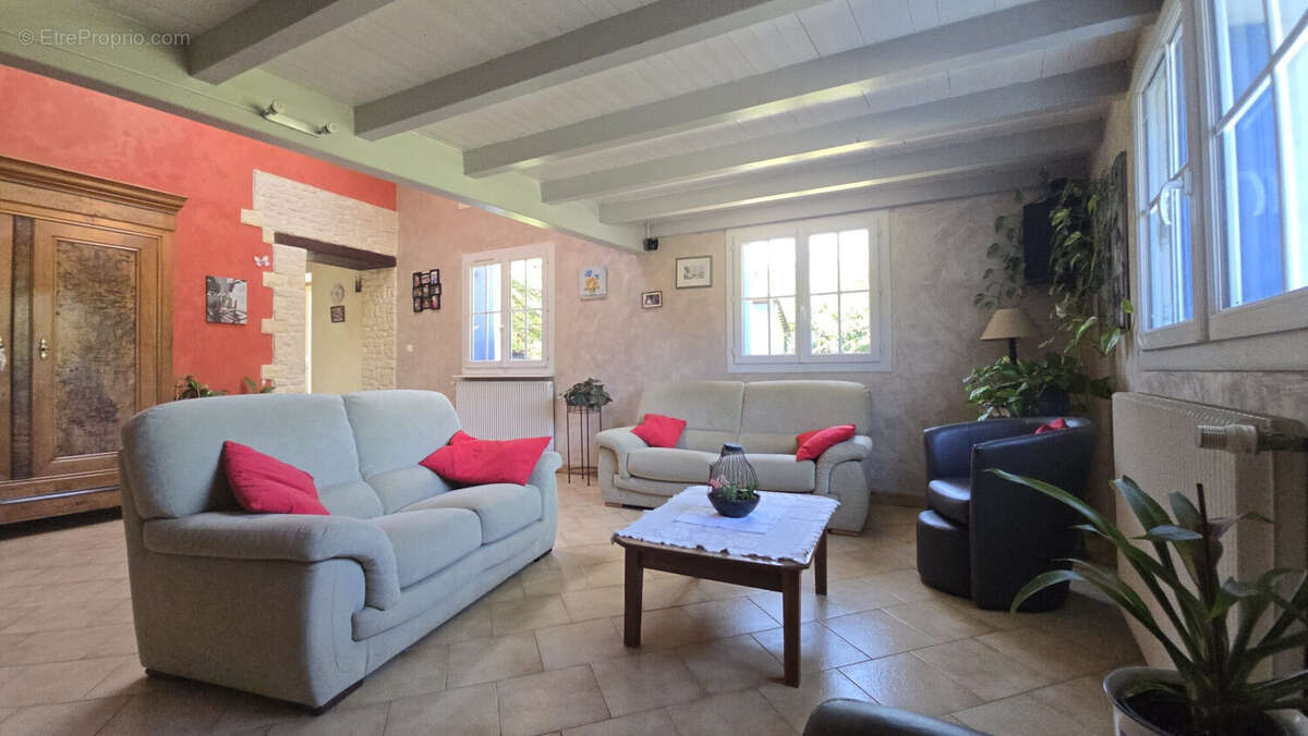 Maison à SAINT-CYR-DU-DORET