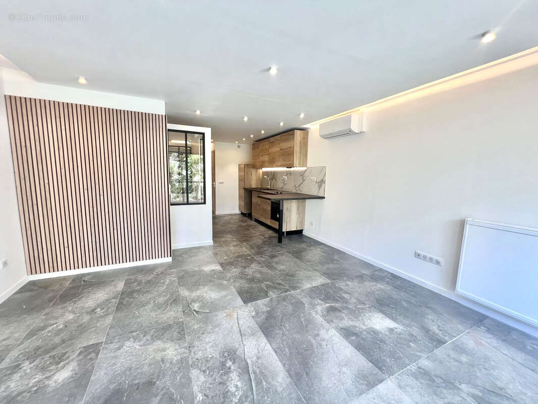 Cannes basse californie 790m de la mer appartement 35m2 refait a neuf terrasse - photo 2