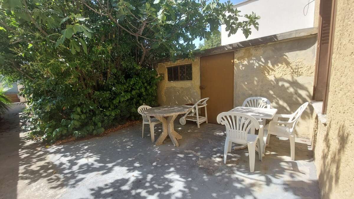 AVIGNON – Quartier Croix Rouge – Maison 5 pièces avec garage et jardin arboré - photo 12