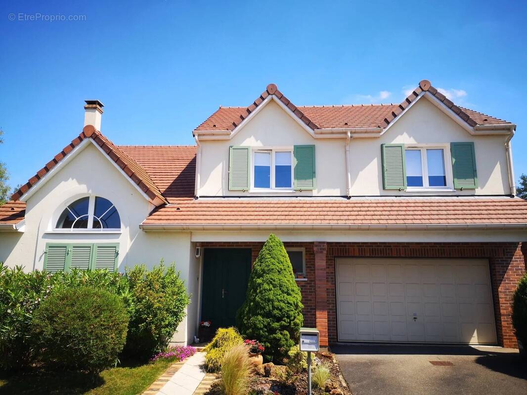 Maison à VOISINS-LE-BRETONNEUX