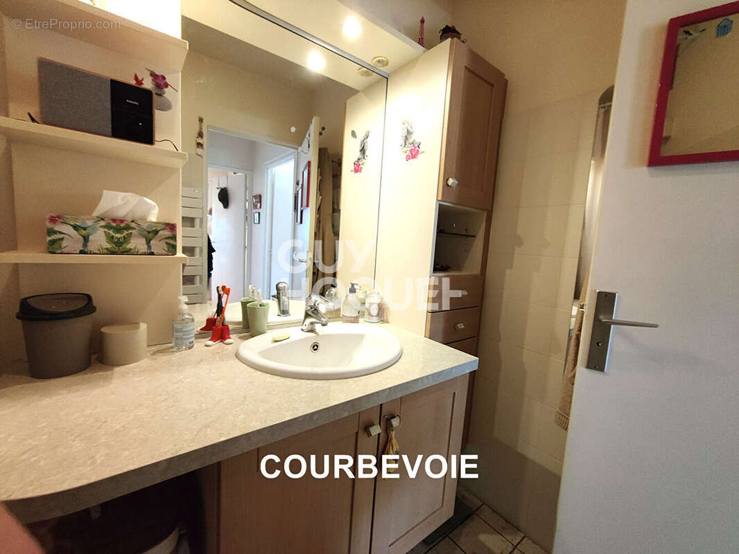 Appartement à COURBEVOIE