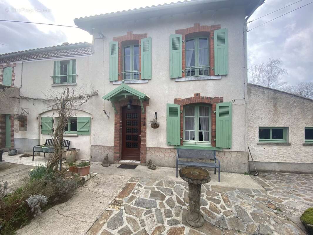 Maison à AZAT-LE-RIS