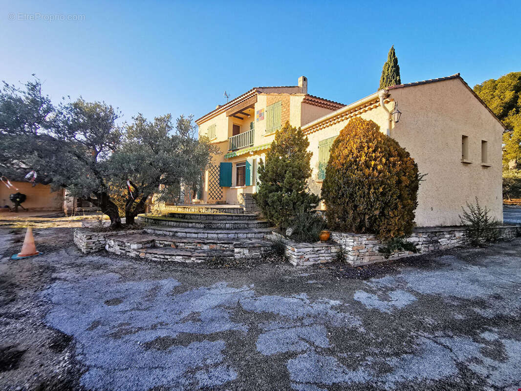 Maison traditionnelle t5 (construite en 1973) de 138 m² sur un terrain de 1 003  m2 - photo 3