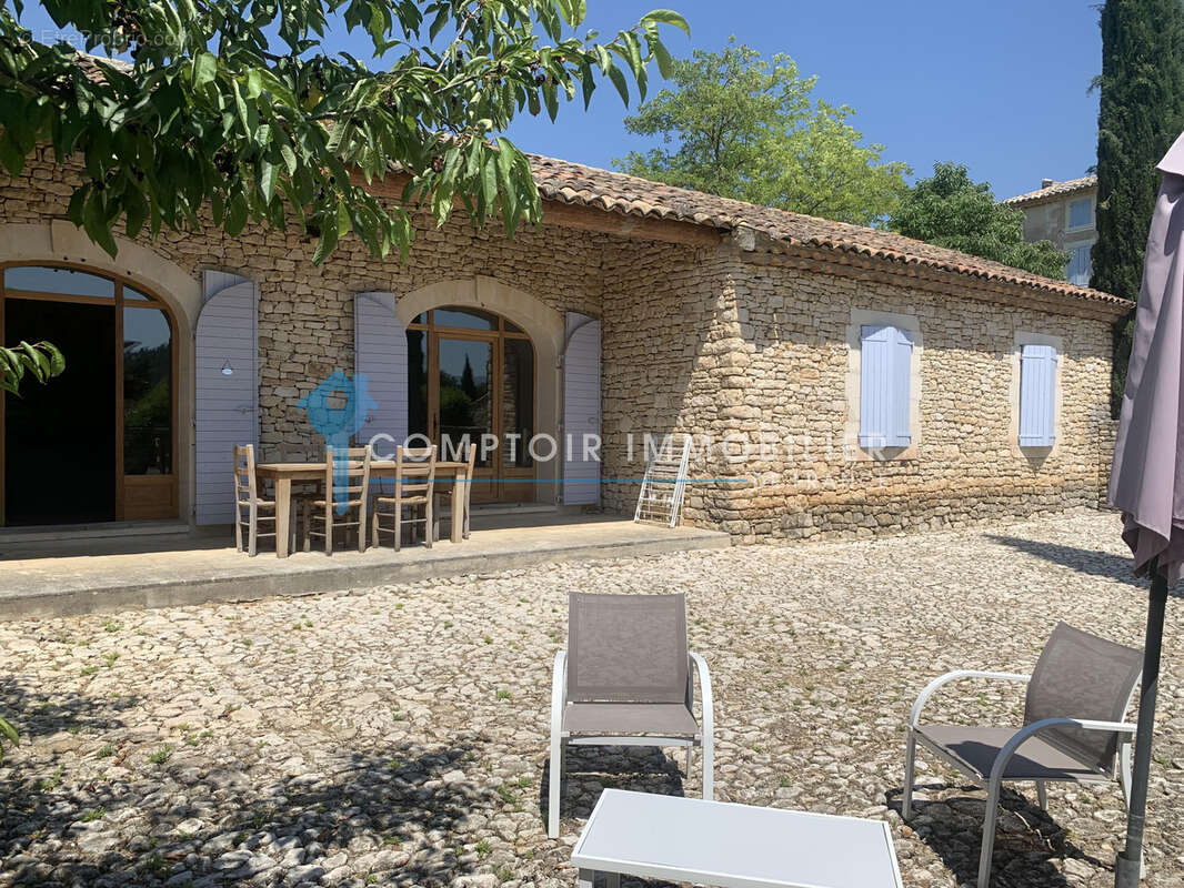 Magnifique ensemble de maisons en pierres avec piscine - photo 2
