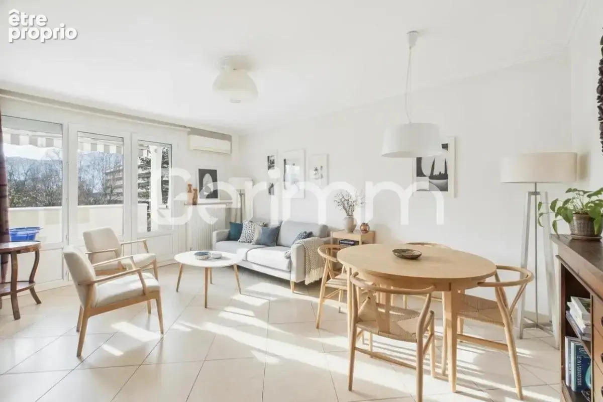 Vente - Appartement - 3 pièces + cuisine - 75 m² - 215 000 € - - photo 3