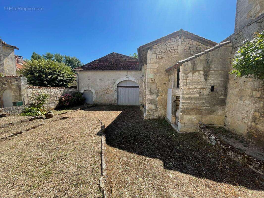 Maison à LA TOUR-BLANCHE