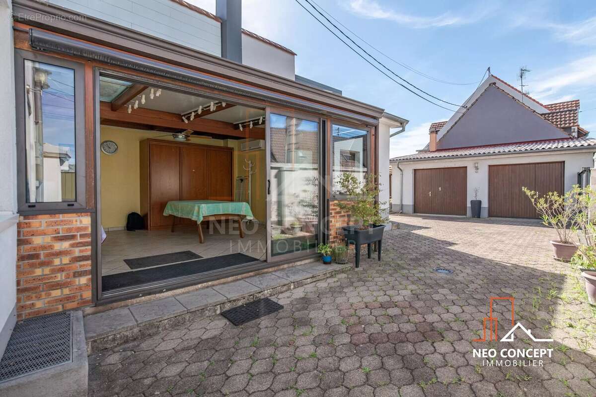 Maison familiale de caractère – 164 m² habitables – Garage double – Combles aménageables – Panneaux photovoltaïques - photo 2