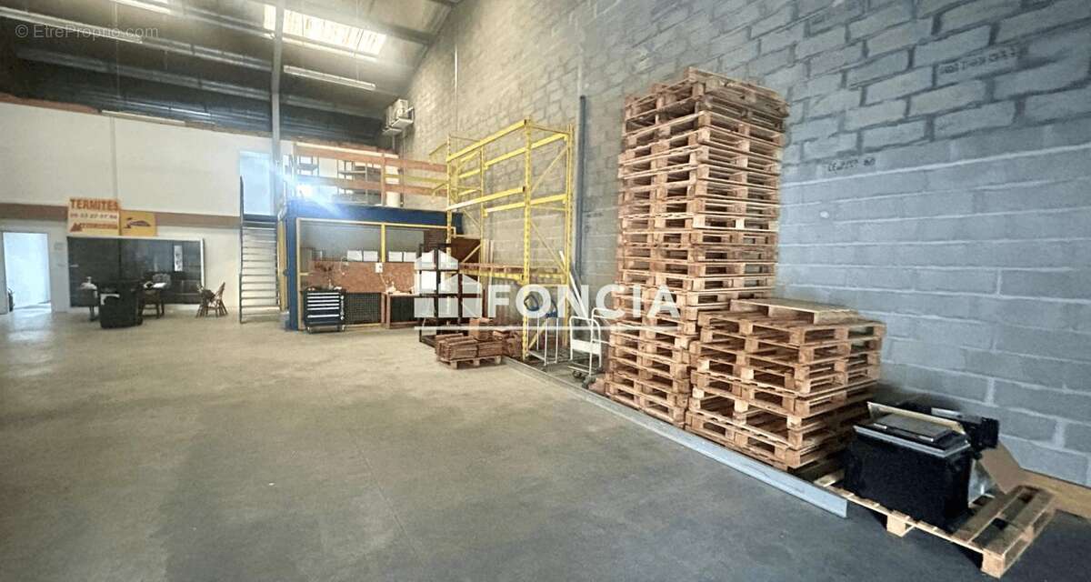 Commerce à SAINT-JEAN-D'ILLAC