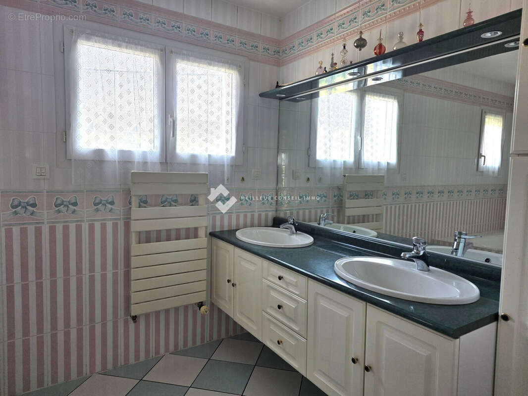 Maison 138 m² à Saint-Ave  - photo 5