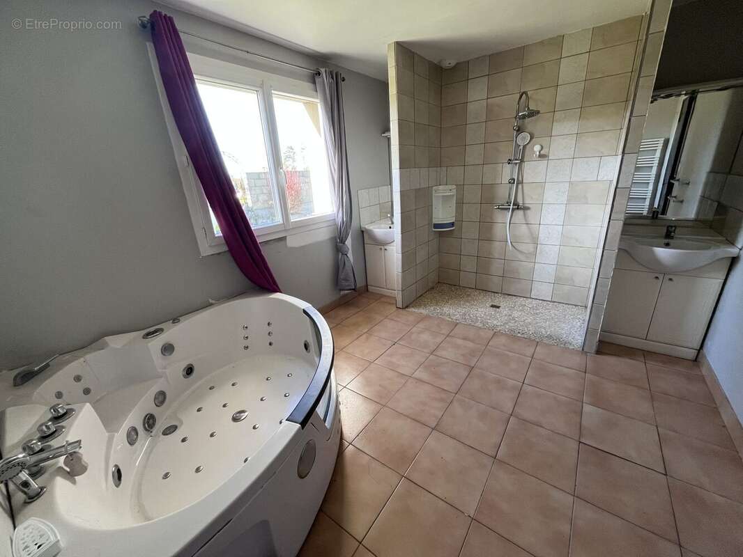 Salle de bains - Maison à CHAMPAGNAC