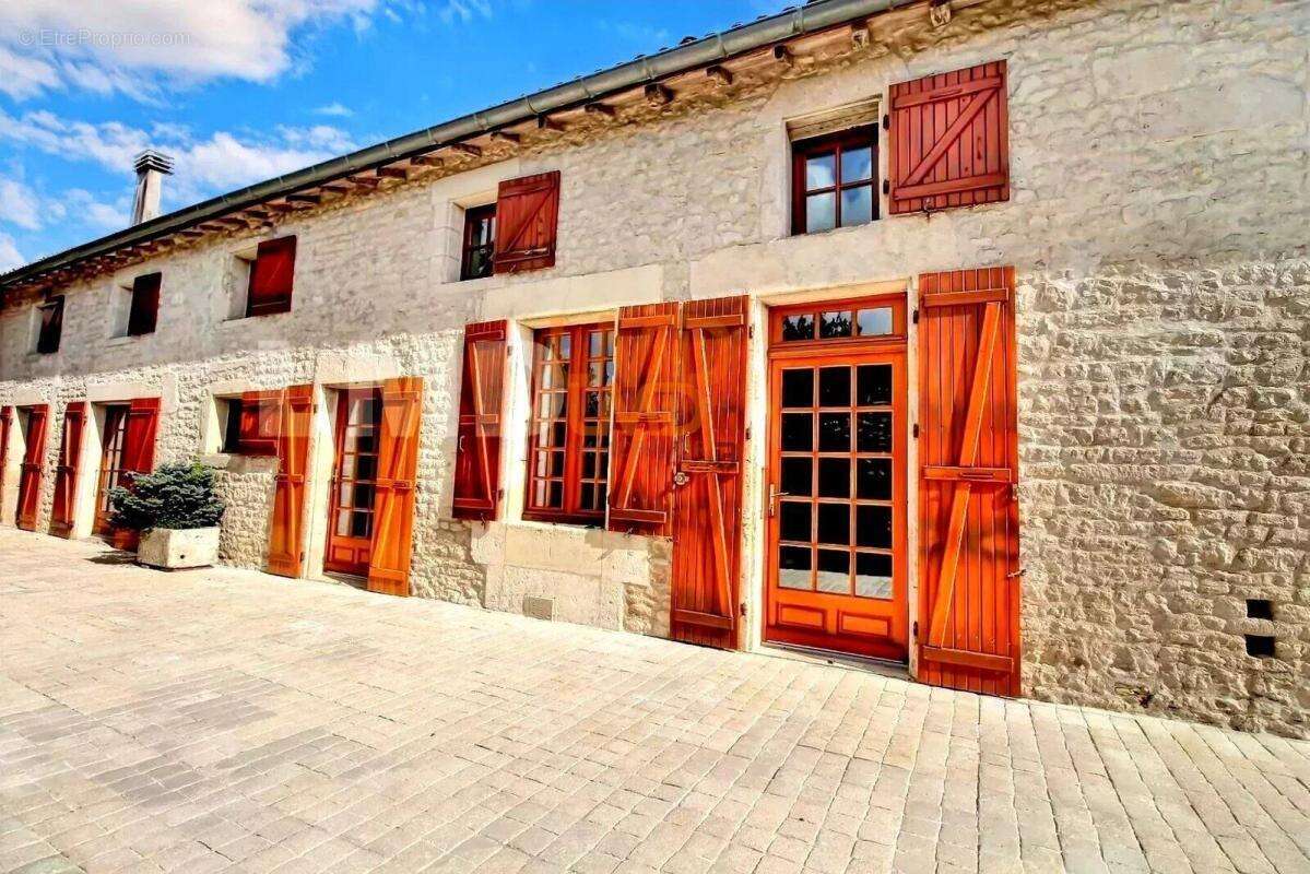 Maison à SAINT-MARTIN-DE-JUILLERS