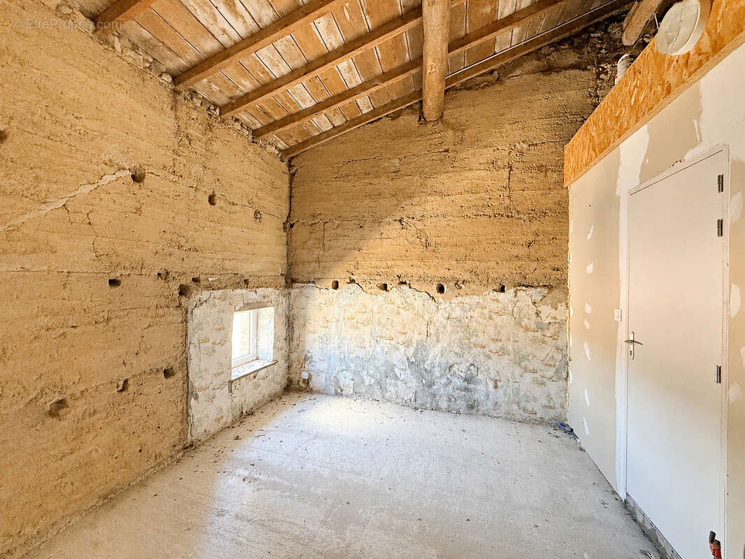 Maison en pierres 95 m2 habitables sur 1000 m2 de terrain avec dépendances - Secteur privilégié de CONDRIEU - photo 15