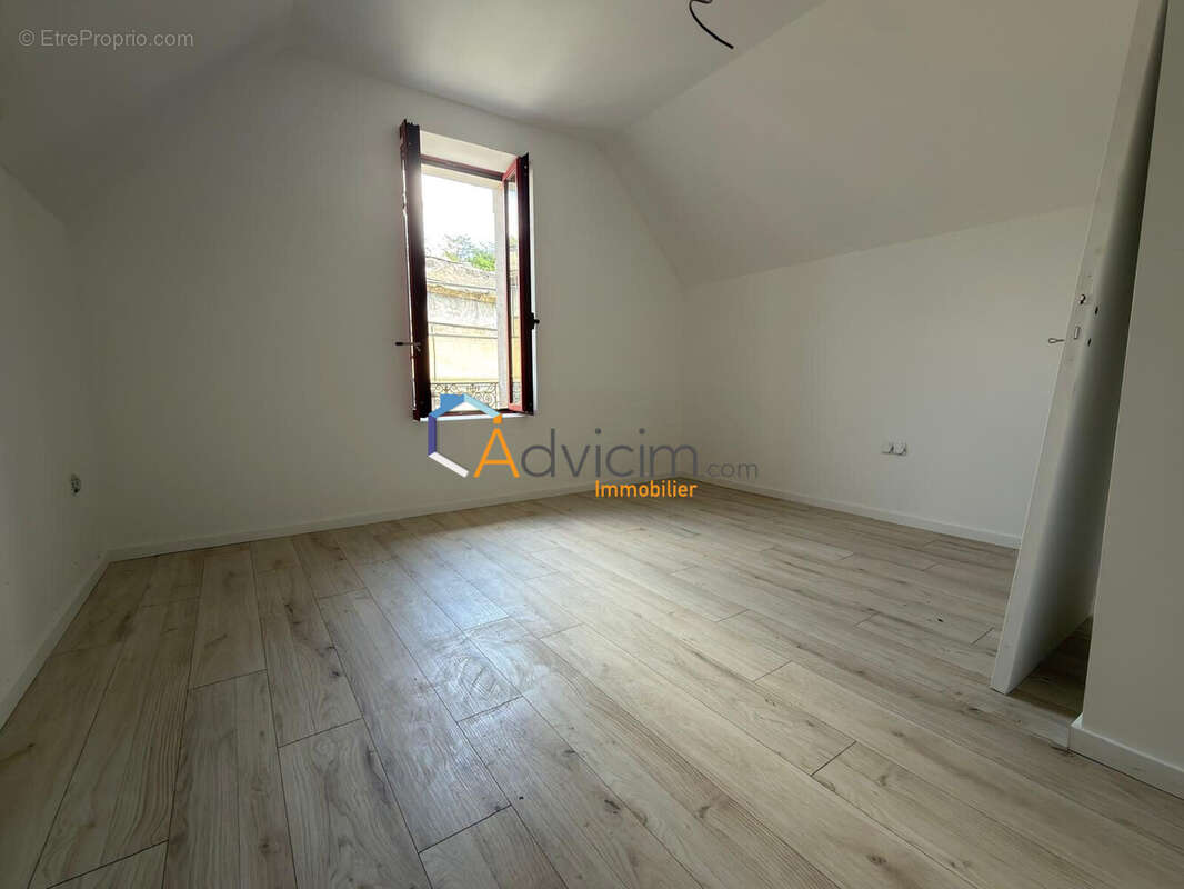 Chambre 2 - Appartement à SAINT-CHAMOND