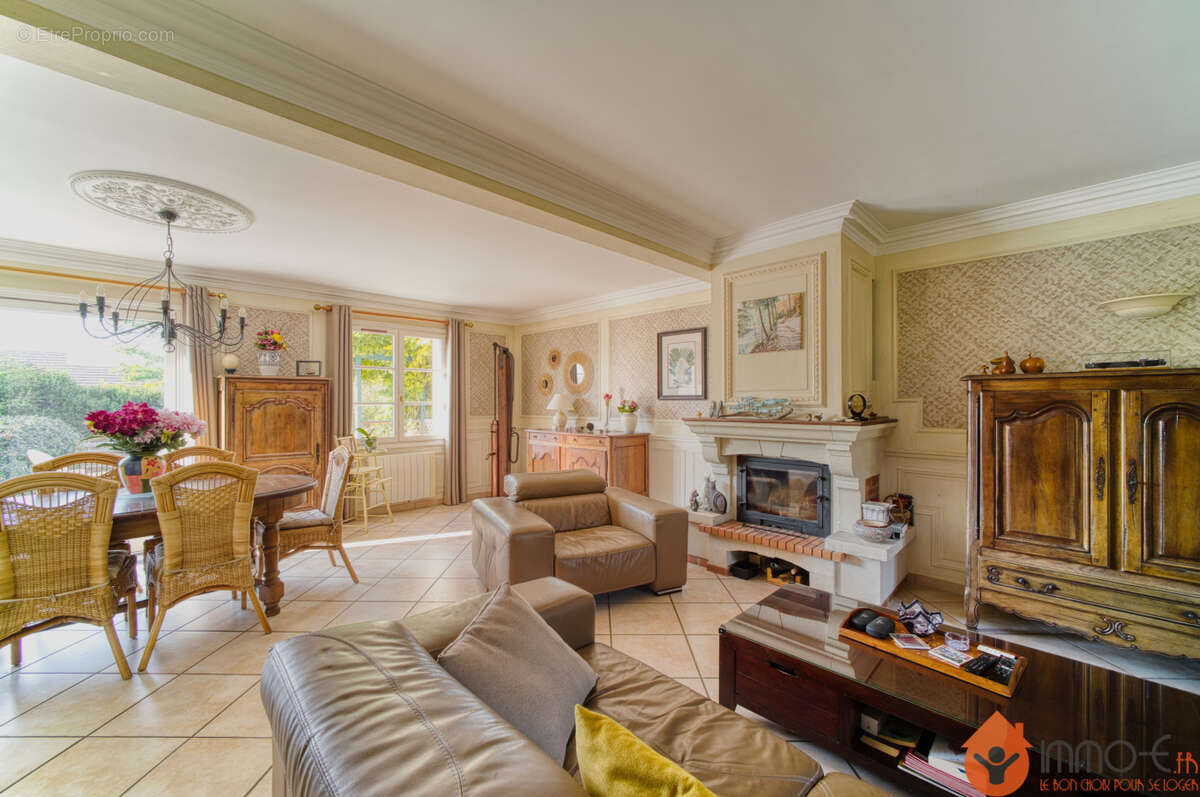 Maison à CONDE-SAINTE-LIBIAIRE