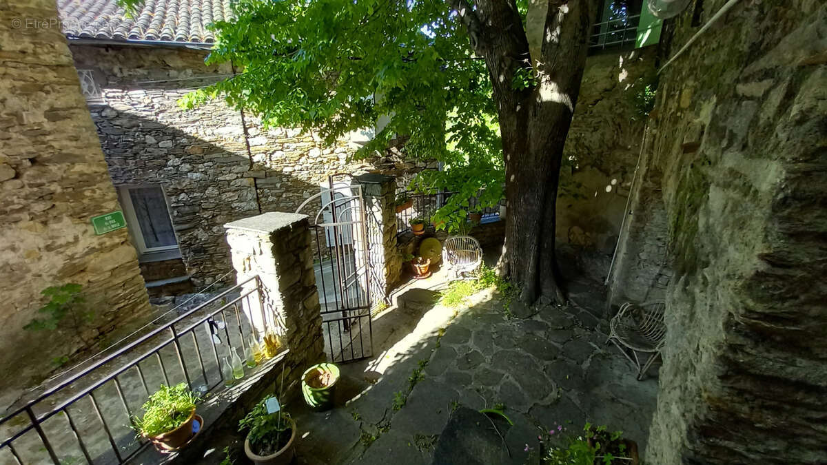 Maison à COLOMBIERES-SUR-ORB