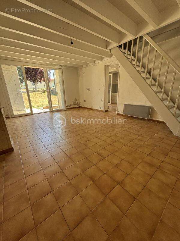 Maison De Caractère en Pierre à rénover De 90M2 - 3 Chambres + Bureau - Jardin - Fort potentiel - photo 2