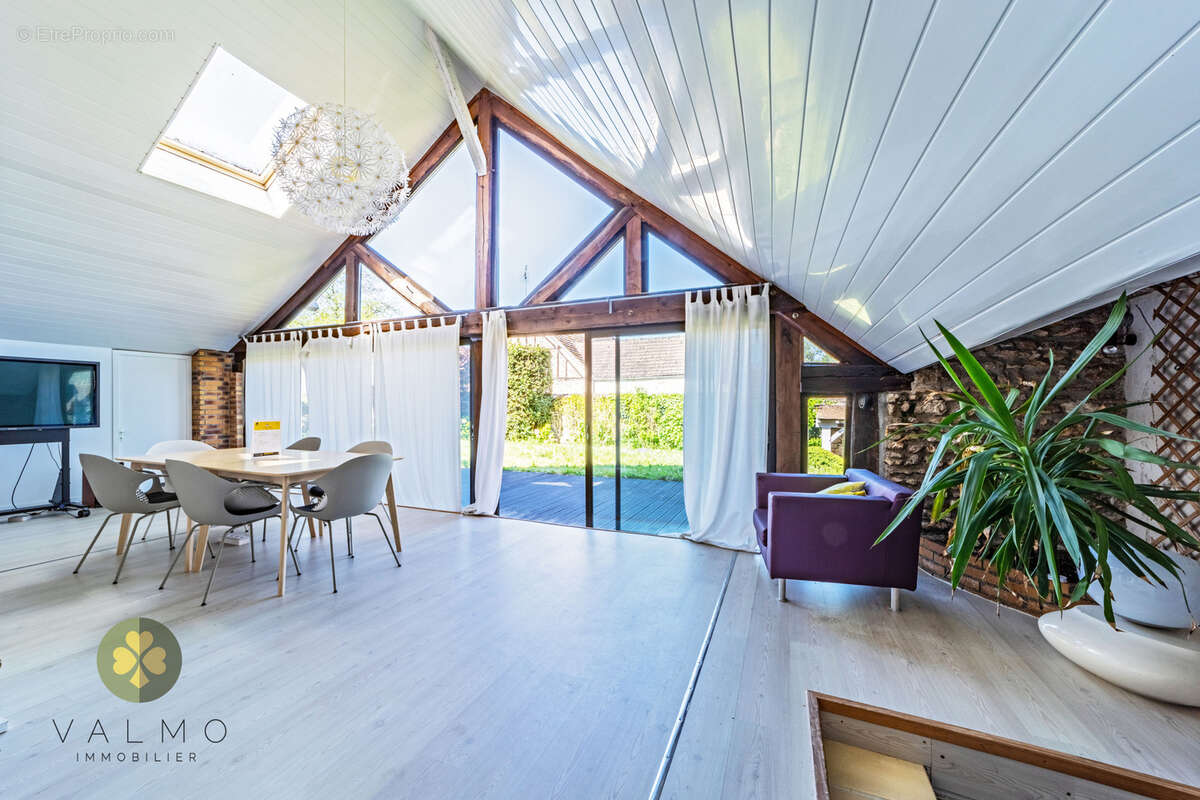 Maison à LA QUEUE-LES-YVELINES