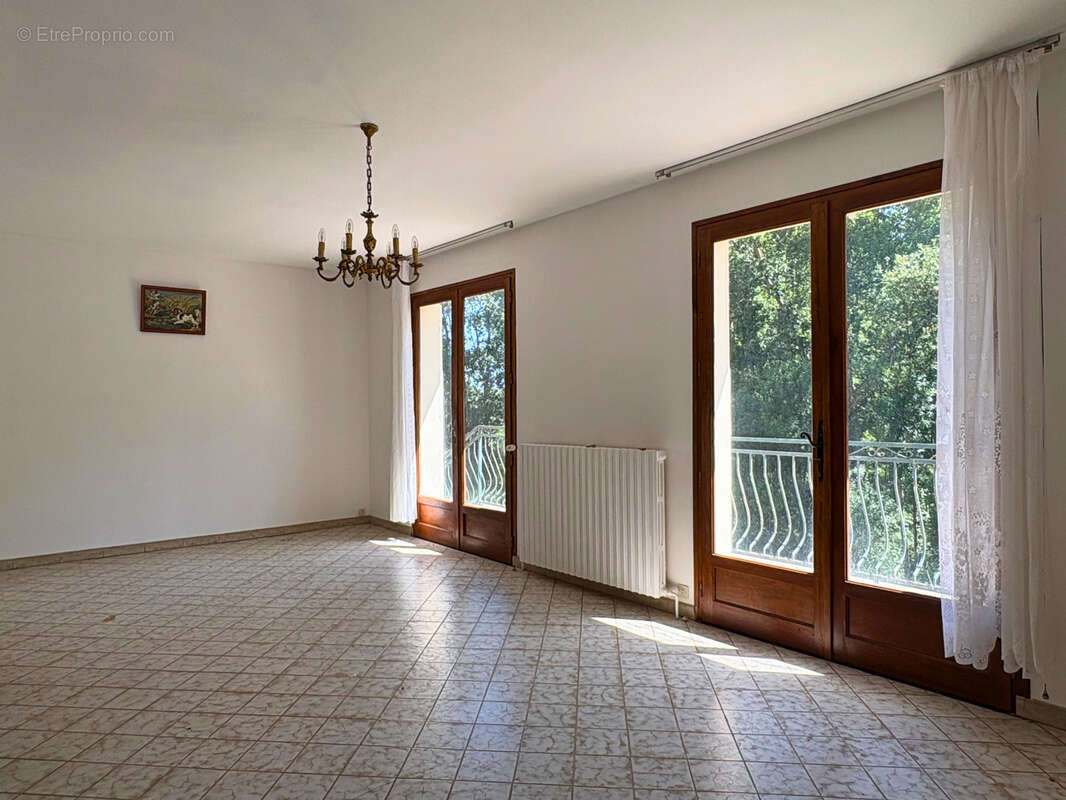 Aux portes de Cognac, MAISON avec terrain à réinventer selon vos envies - photo 2