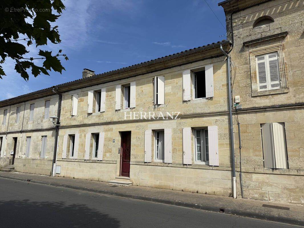 Maison à LES ARTIGUES-DE-LUSSAC