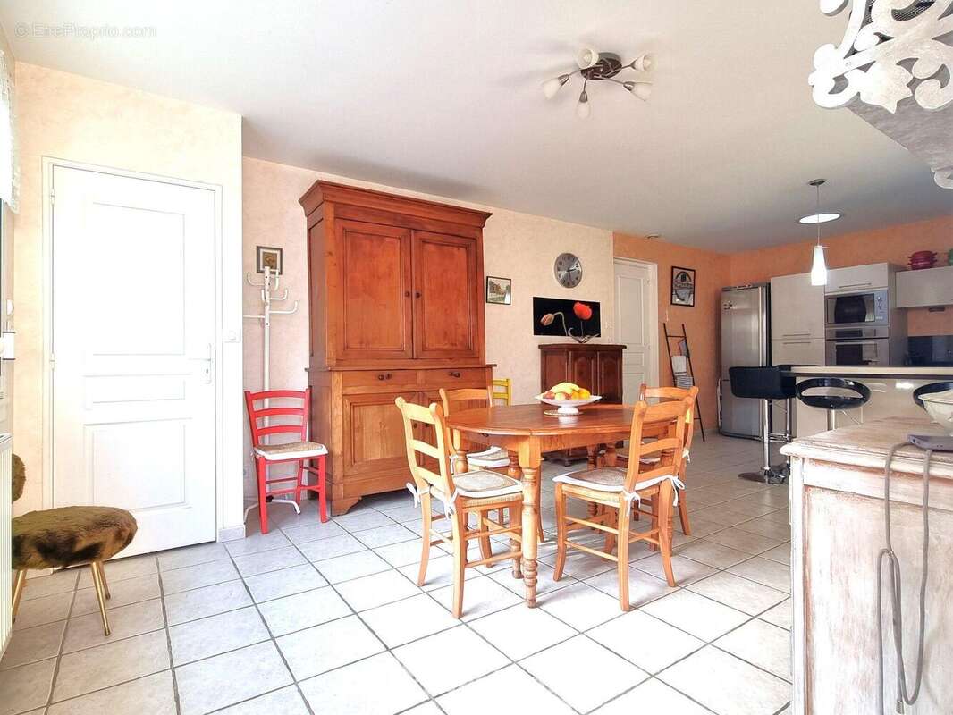 L'entrée ouvre sur une pièce d'environ 30 m2, - Maison à MONTAMISE