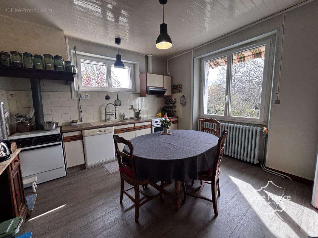 Maison à SAINT-ETIENNE-DE-MAURS