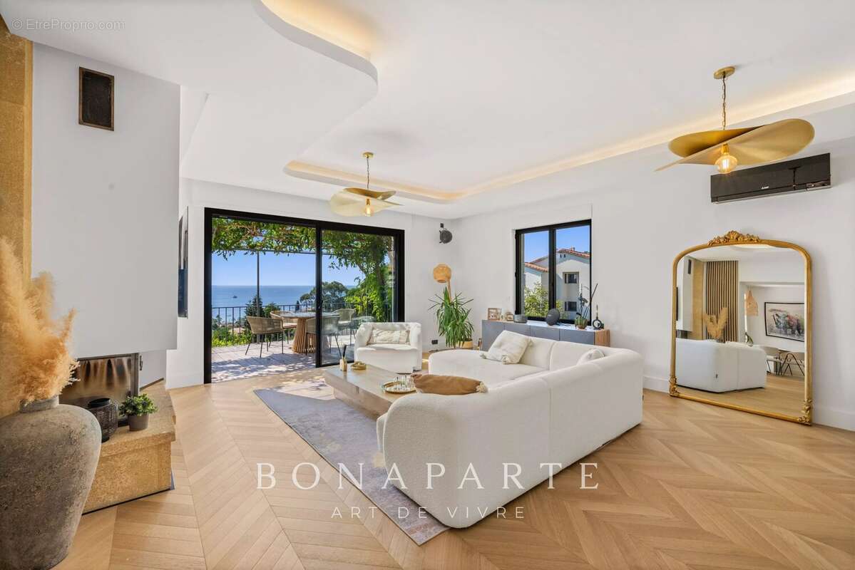 Aux portes de SUPER CANNES, élégante villa entiérement rénové - vue mer panoramique - position dominante - photo 6