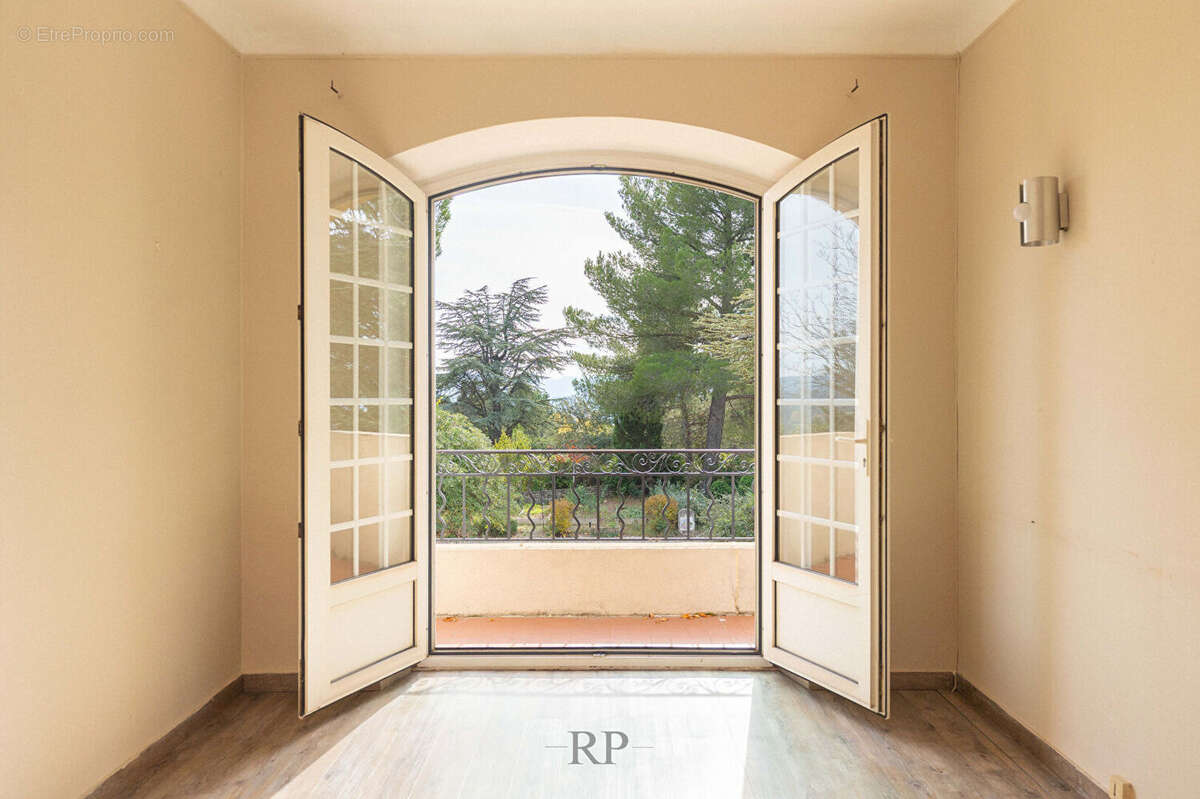 Demeure de prestige de 285 m2 - Aix-en-Provence - photo 13