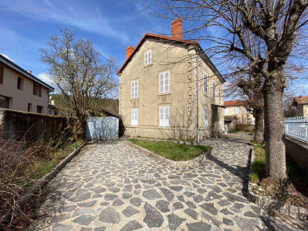 Maison à SAINT-ALYRE-D'ARLANC