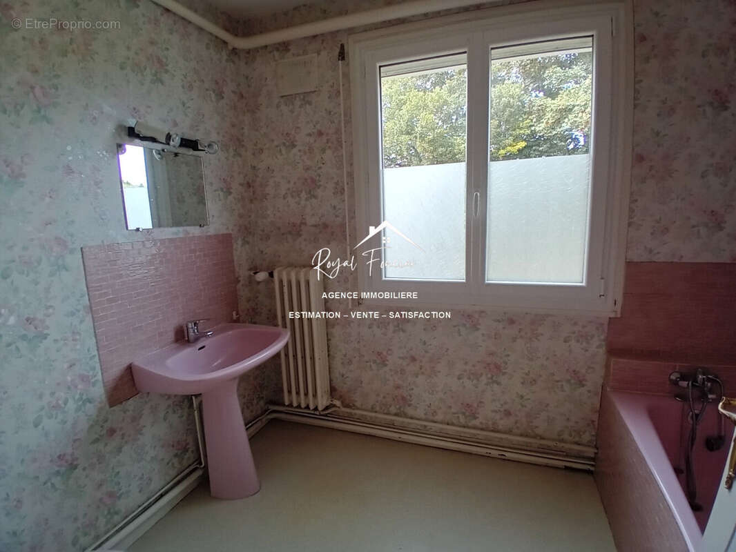 Etage : salle de bains - Maison à DESCARTES