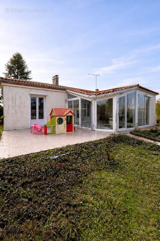 Maison à SAINTE-COLOMBE-EN-BRUILHOIS