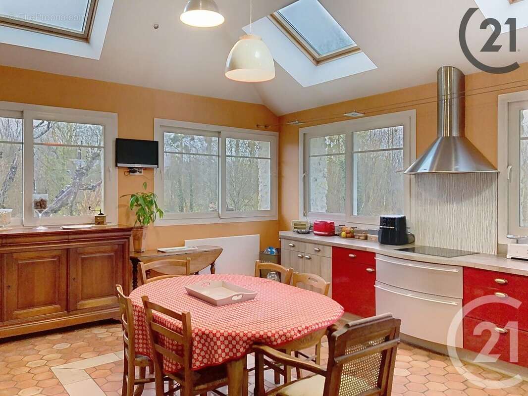 Maison à LES ORMES-SUR-VOULZIE