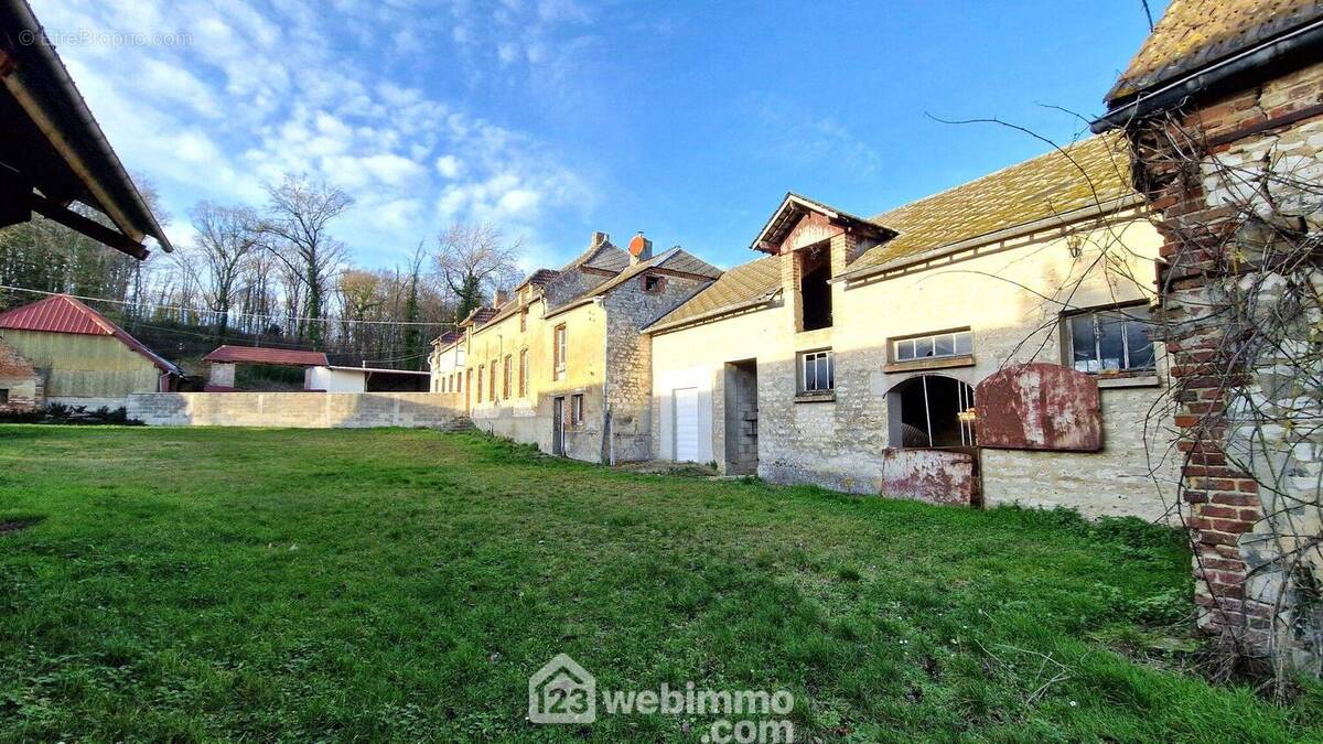 Ancien corps de ferme à rénover d'une surface habitable de 120 m² - Maison à MONTAIGU