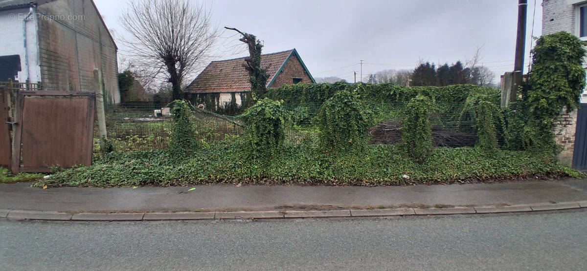 Terrain à NEUVILLE-SAINT-VAAST