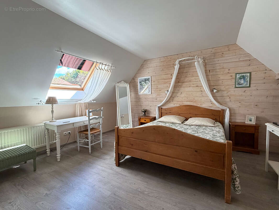 Appartement à LA CROIX-SAINT-LEUFROY