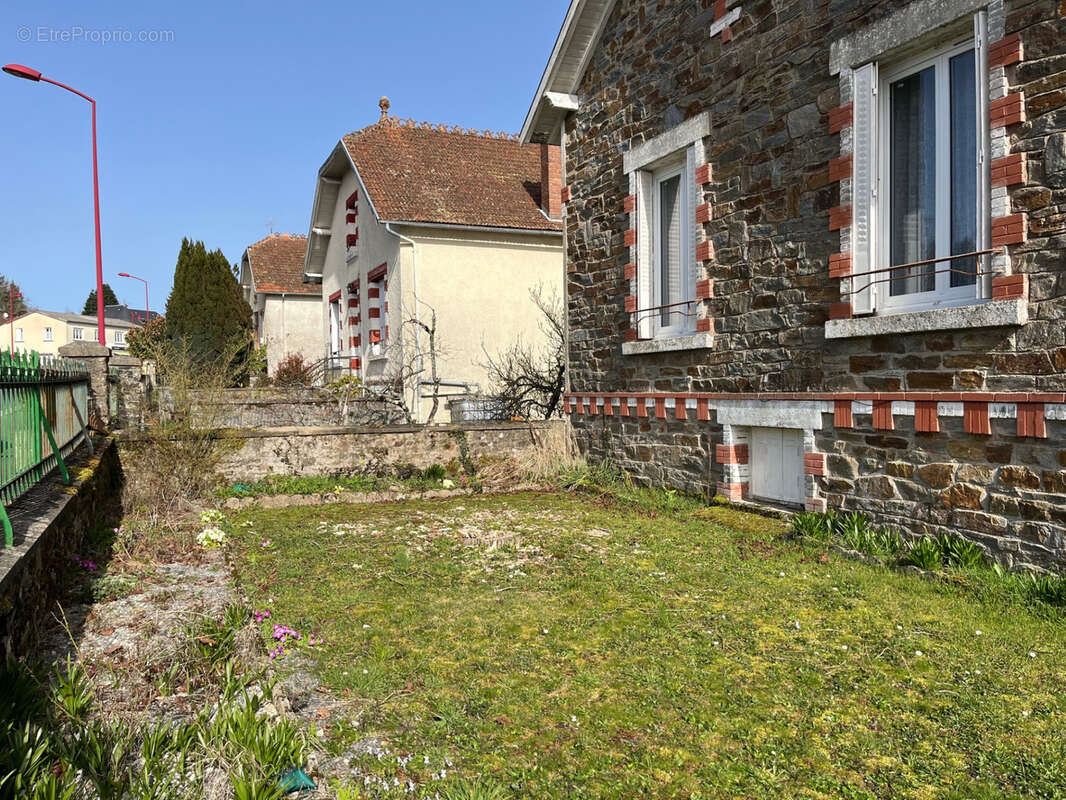 Maison à COUSSAC-BONNEVAL