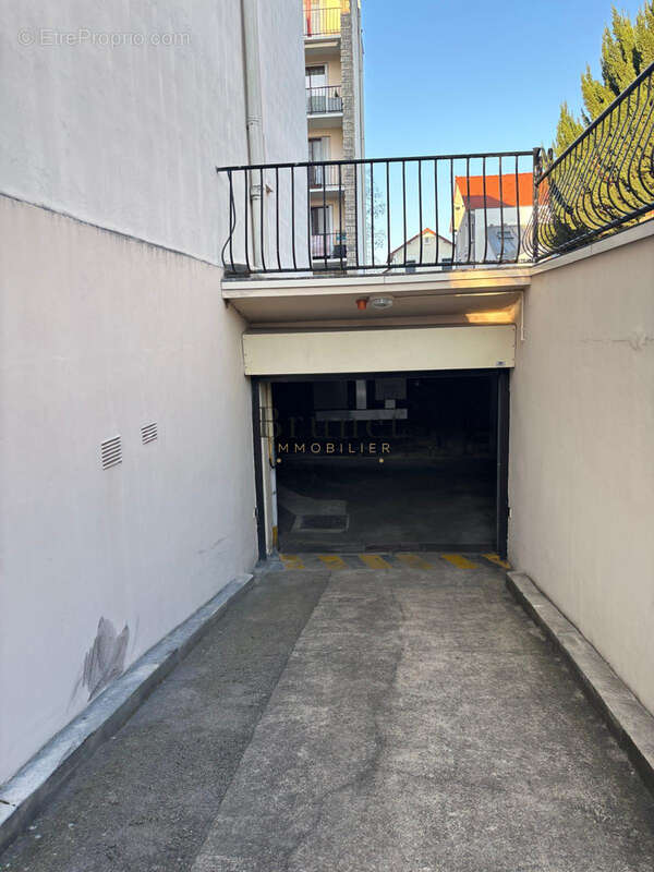 Parking à SAINT-MAUR-DES-FOSSES