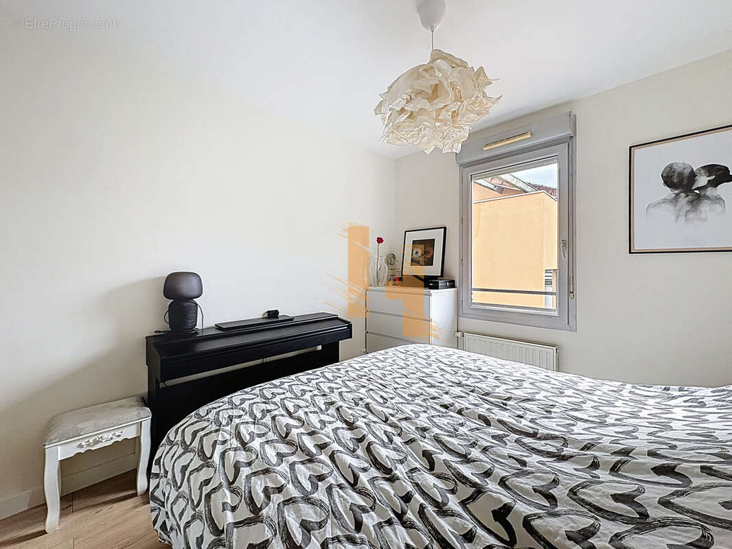 Appartement à NEYRON